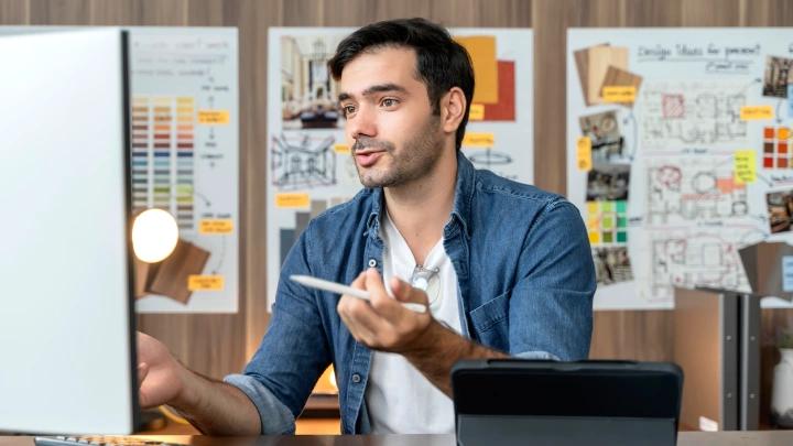 A digital marketing working on content marketing